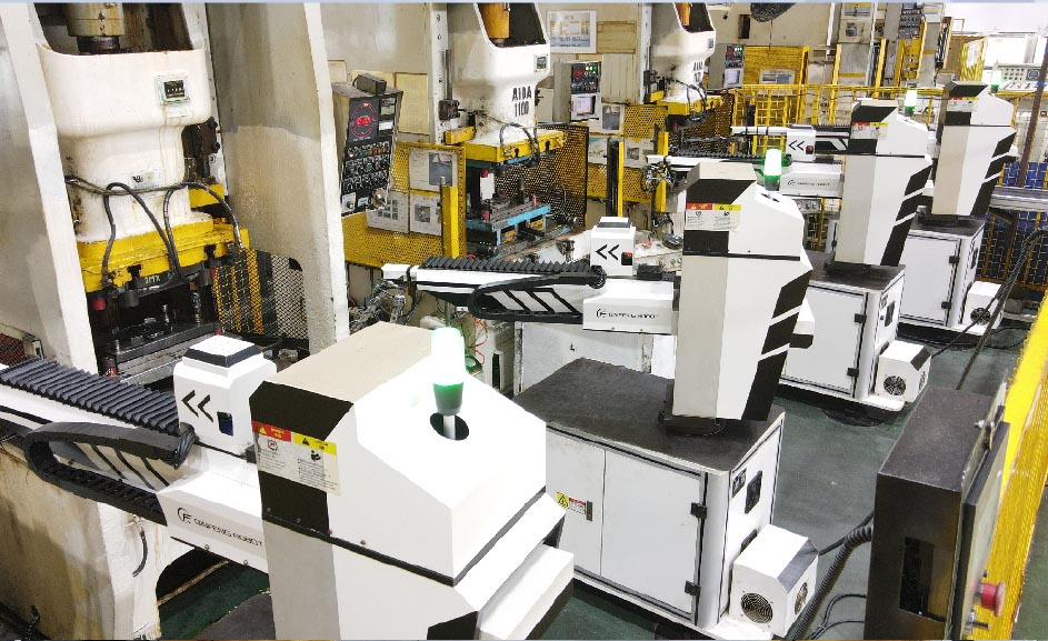 單沖模設(shè)備間自動搬運.jpg 單沖模設(shè)備間自動搬運.jpg